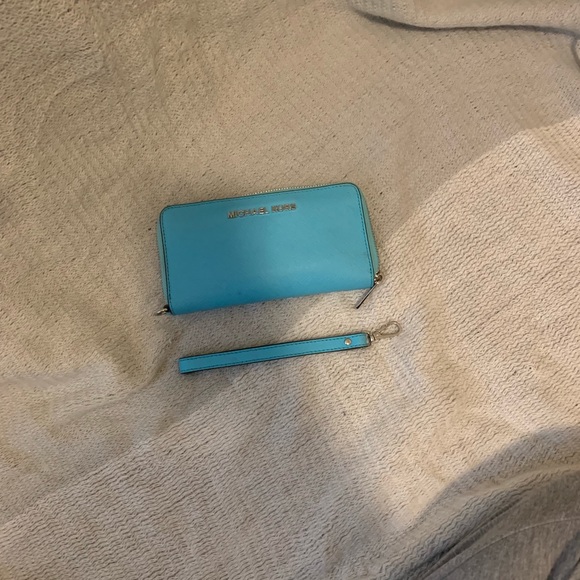 Michael Kors medium zipper wallet/ wristlet - Picture 3 of 3